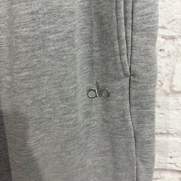 ALO women’s Accolade Straight Leg sweatpants waist 18” one way inseam: 30” - Picture 4 of 7
